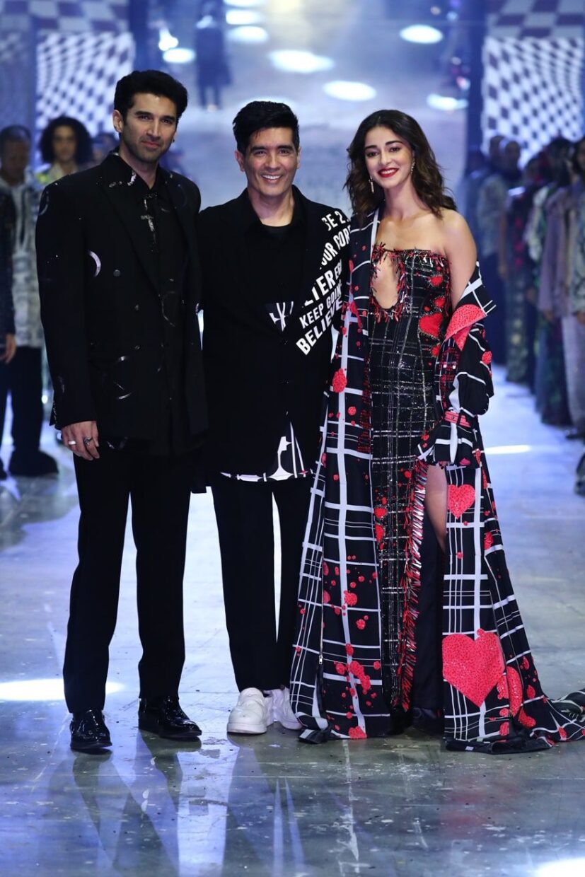 Aditya Roy Kapur walking the ramp at the Diffuse By Manish Malhotra at the FDCI X LAKME FASHION WEEK GRAND FINALE 14-min