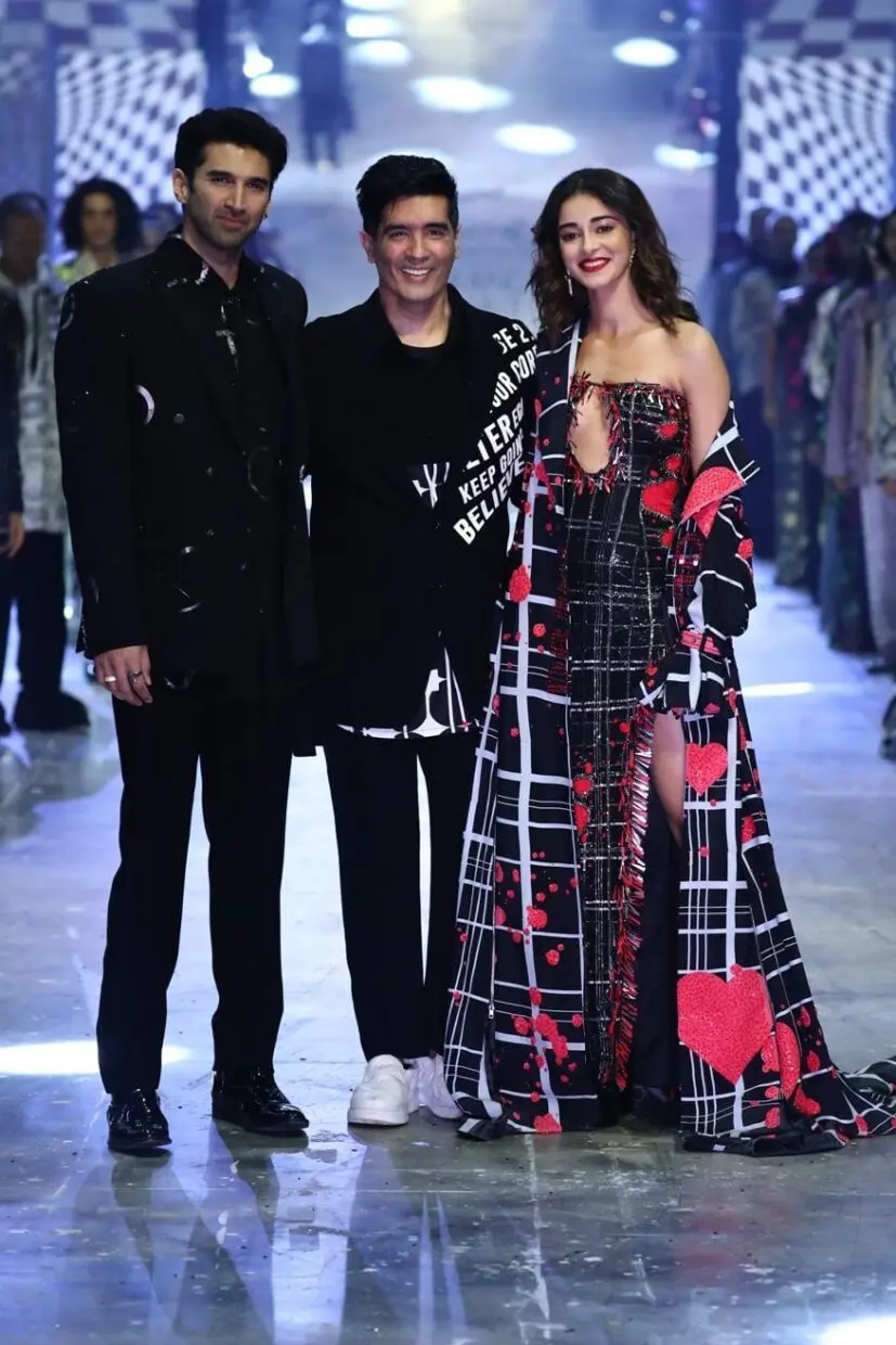 Aditya Roy Kapur walking the ramp at the Diffuse By Manish Malhotra at the FDCI X LAKME FASHION WEEK GRAND FINALE 14-min