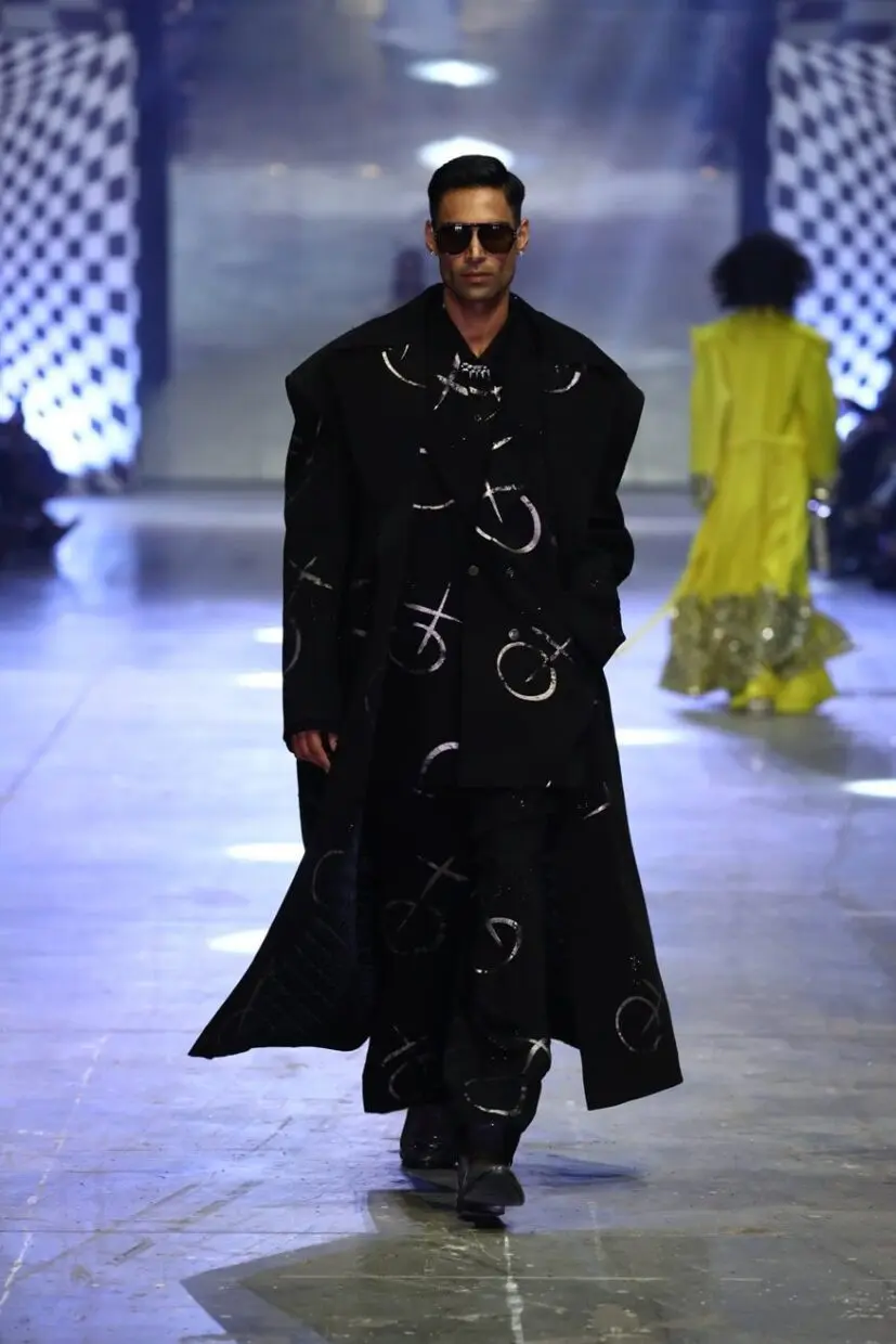 Aditya Roy Kapur walking the ramp at the Diffuse By Manish Malhotra at the FDCI X LAKME FASHION WEEK GRAND FINALE 14-min