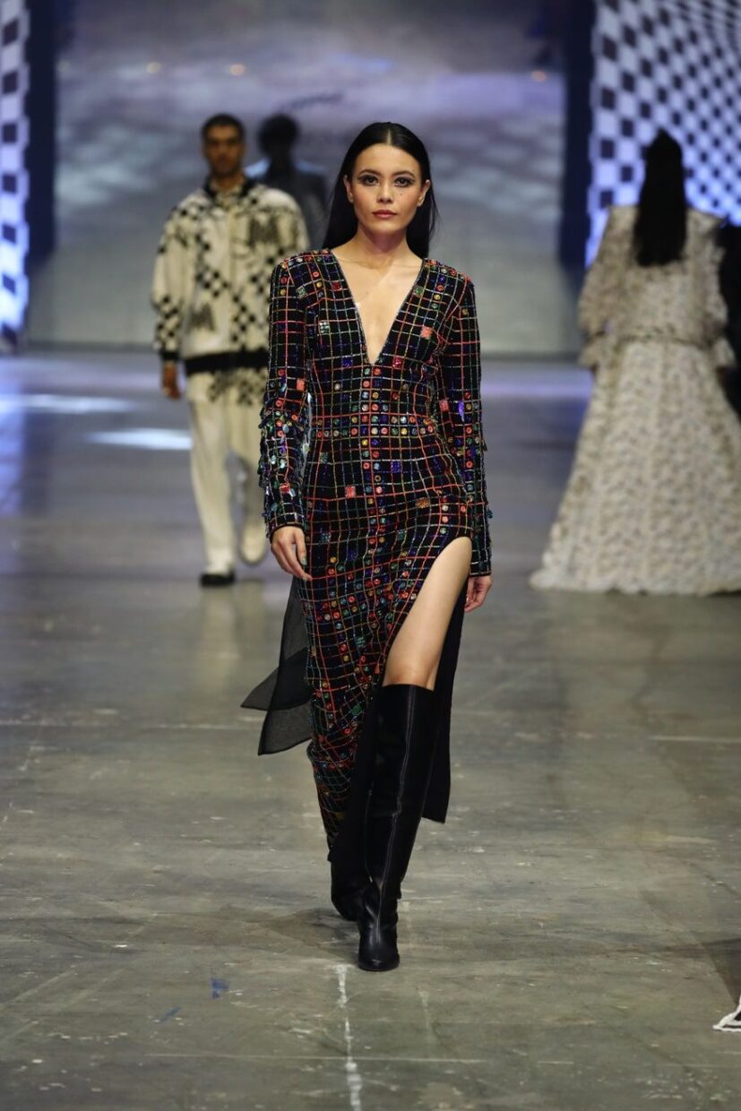 Aditya Roy Kapur walking the ramp at the Diffuse By Manish Malhotra at the FDCI X LAKME FASHION WEEK GRAND FINALE 14-min