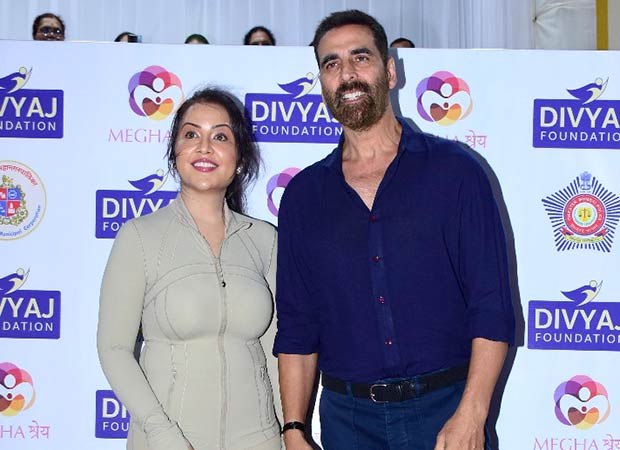 Akshay Kumar joins Ganesh Visarjan beach cleanliness drive with CM Devendra Fadnavis – fans call him the ‘real hero’ : Bollywood News